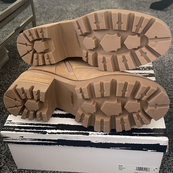 NIB Dolce Vita “Madey” Tan Boot Lug Sole - Picture 7 of 7